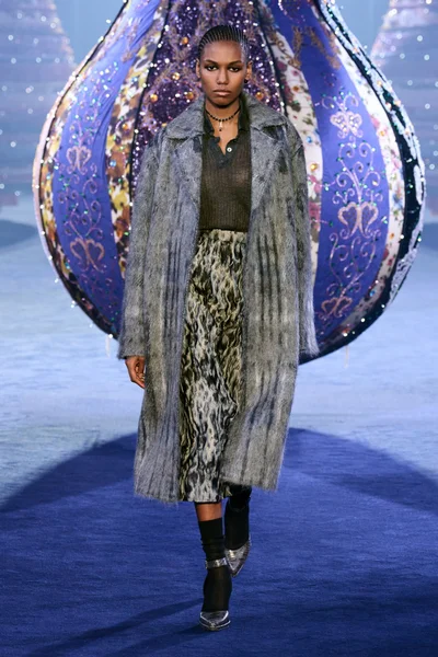 Look 77